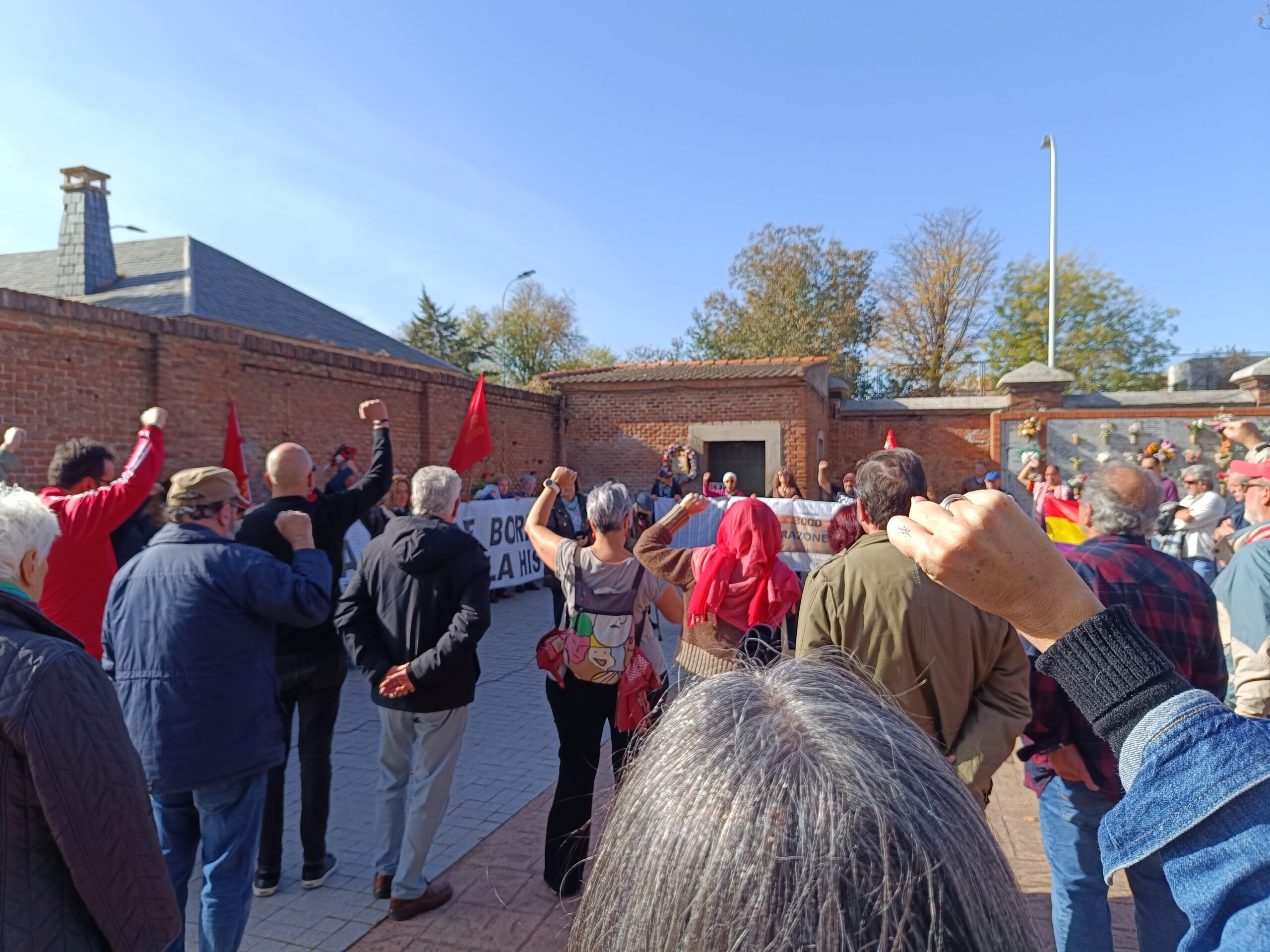 Imagen del acto de la Plataforma en Defensa del Memorial en el cementerio del Este para exigir la recolocación de las placas con los nombres de los fusilados por el franquismo. —Guillermo Martínez