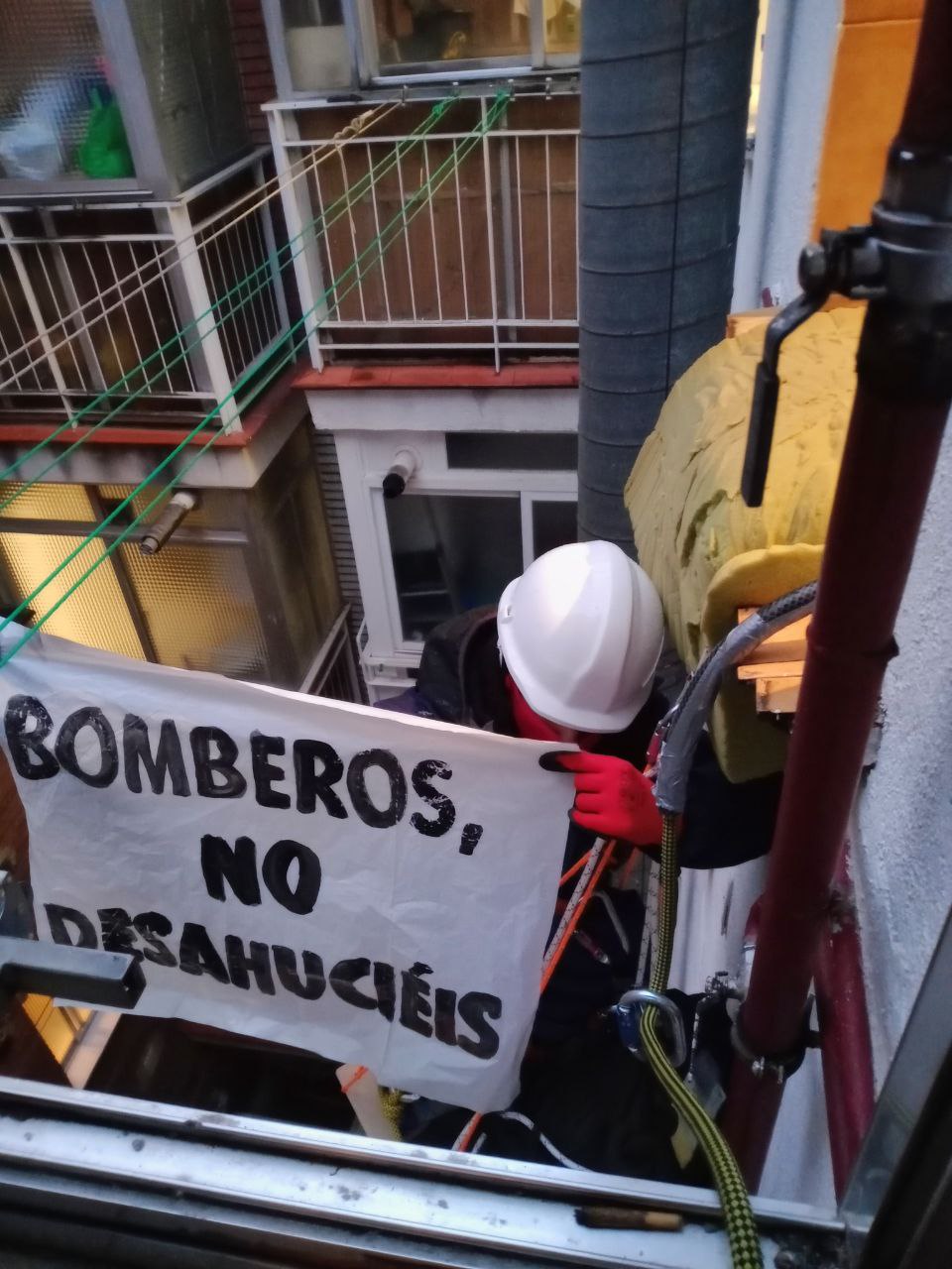 Fotografía del desahucio de Mariano en Vallecas. Plataforma de Bomberxs contra los desahucios