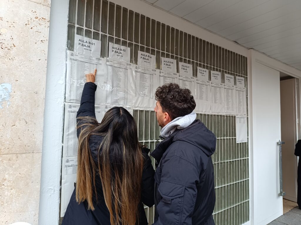 Dos estudiantes consultan la mesa en la que tendrán que superar el MIR. Guillermo Martínez