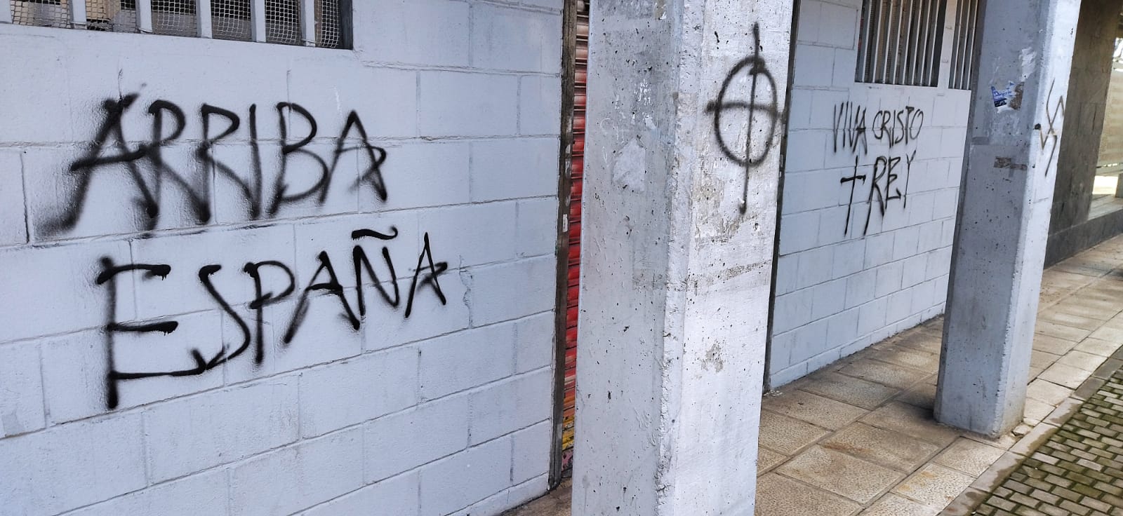 Las pintadas en el centro social de Moratalaz. Imágenes cedidas por el Centro Social La Sede.