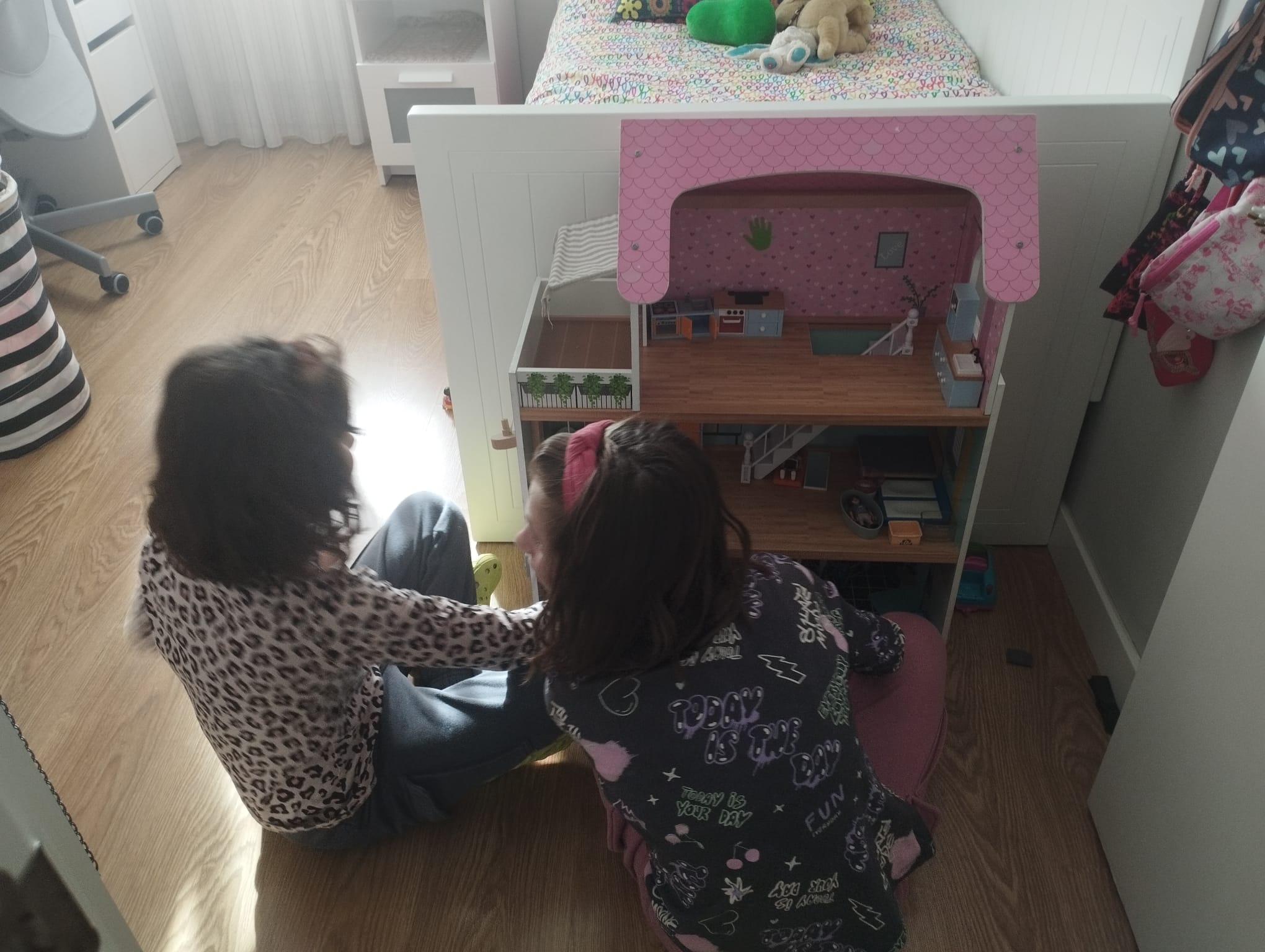 Sara y Laura juegan en su casa. FOTO CEDIDA POR LA FAMILIA