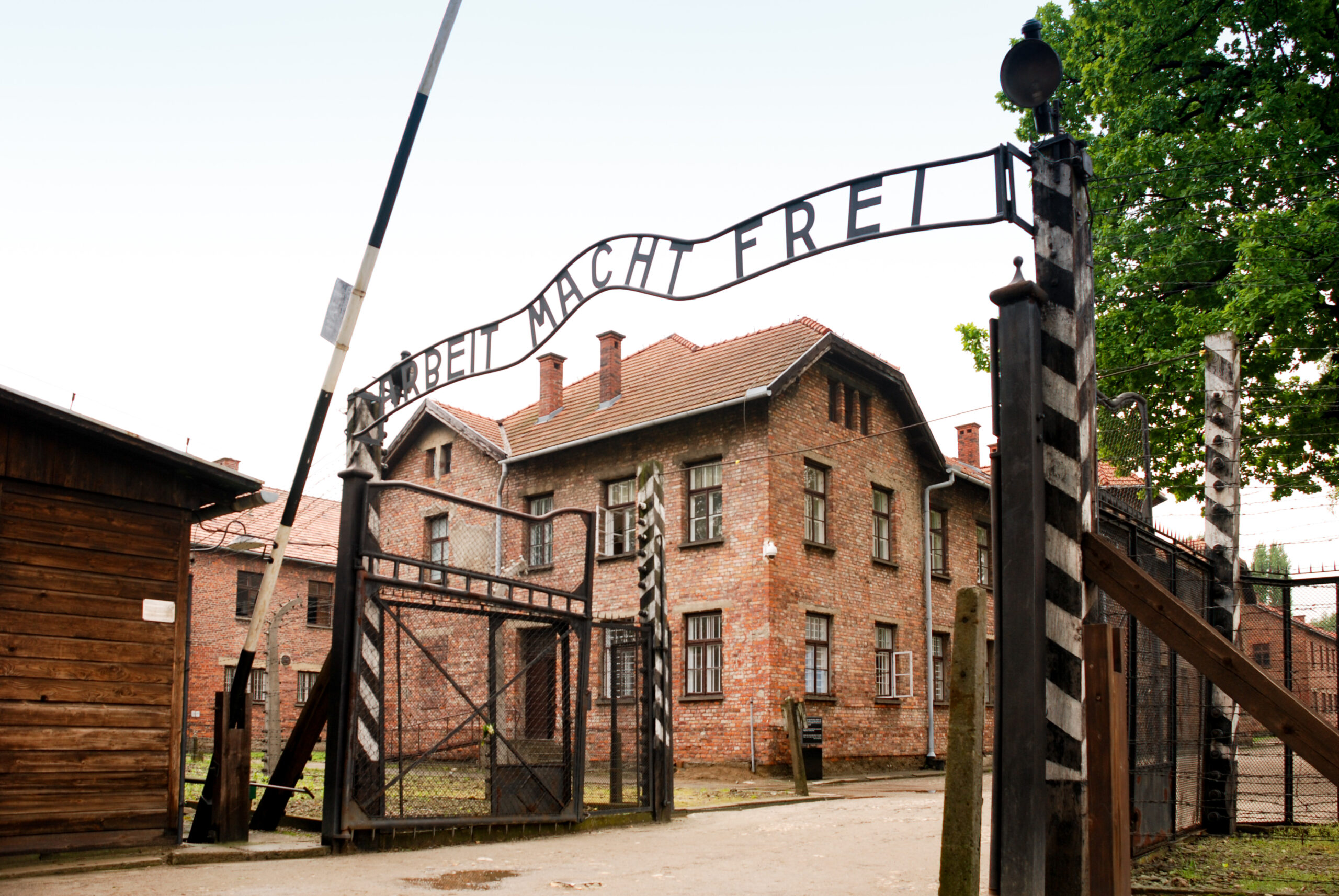 Puerta de entrada al campo de concentración de Auschwitz, en Polonia. / Xiquinhosilva