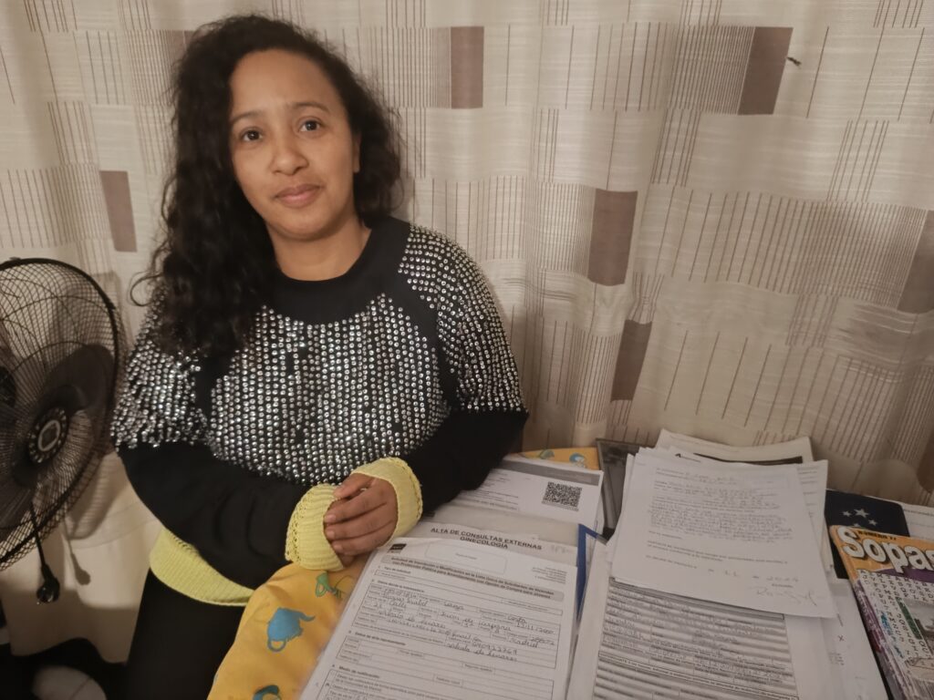 
Rosy Souza, víctima de una estafa, lucha para no ser desahuciada de la casa donde vive con sus tres hijos en Alcalá de Henares. Guillermo Martínez