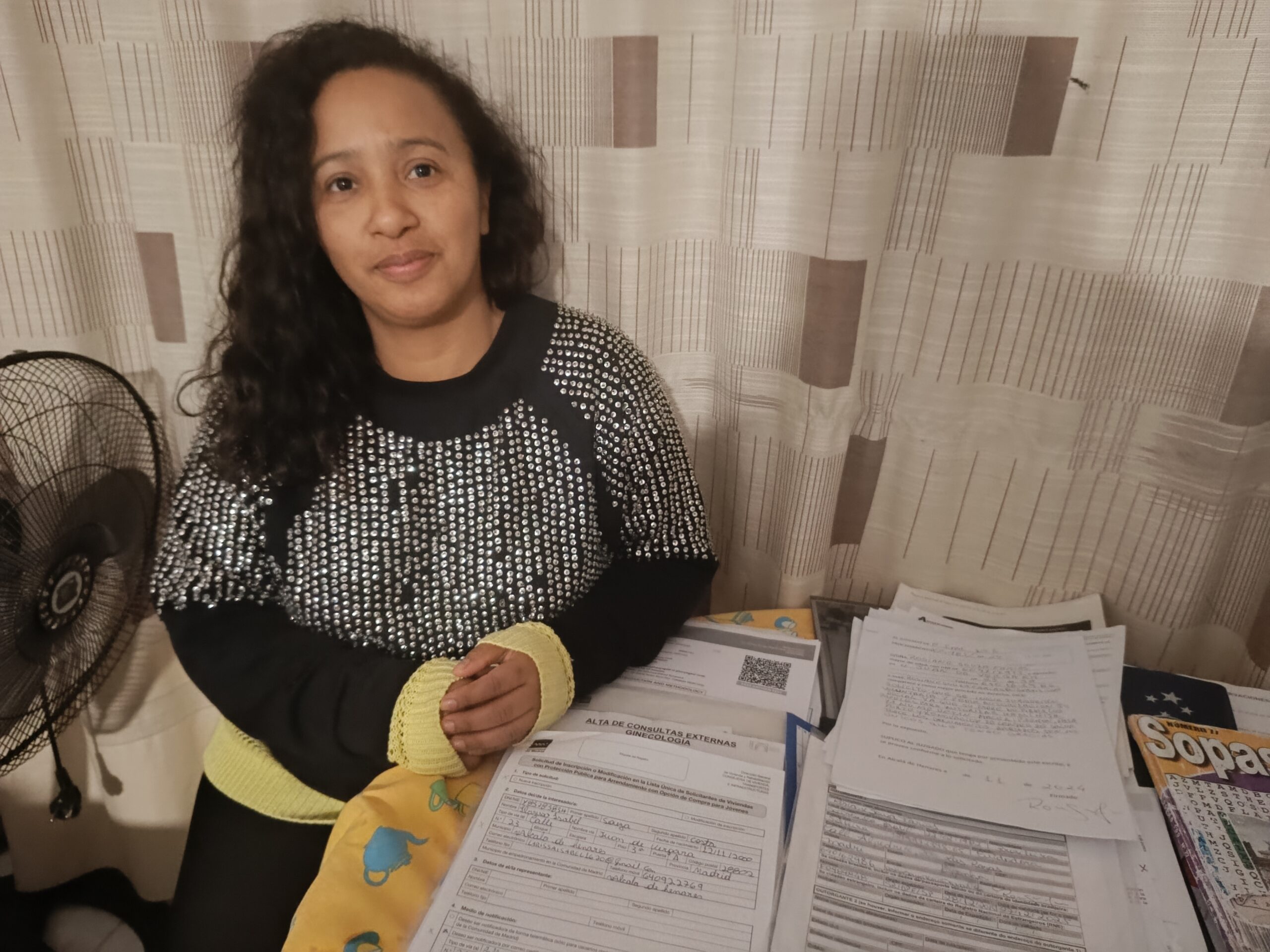 Rosy Souza, víctima de una estafa, lucha para no ser desahuciada de la casa donde vive con sus tres hijos en Alcalá de Henares. Guillermo Martínez