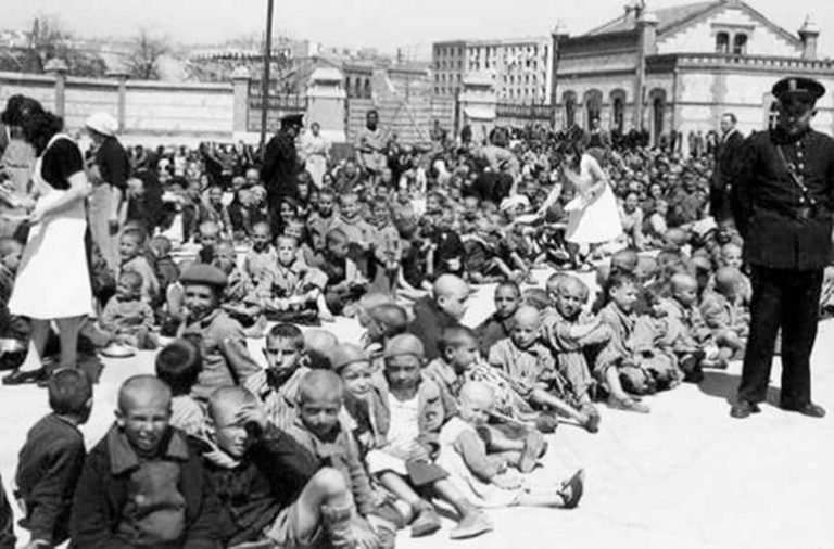 Niños mendigos recogidos durante la posguerra en Matadero. Pinterest
