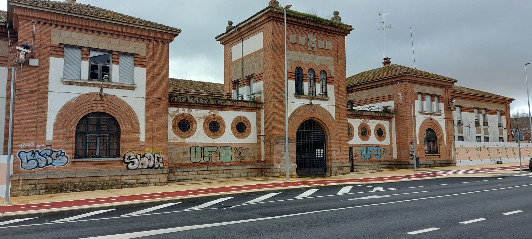 Imagen actual de la fachada de la prisión provincial de Cáceres. / AMECECA