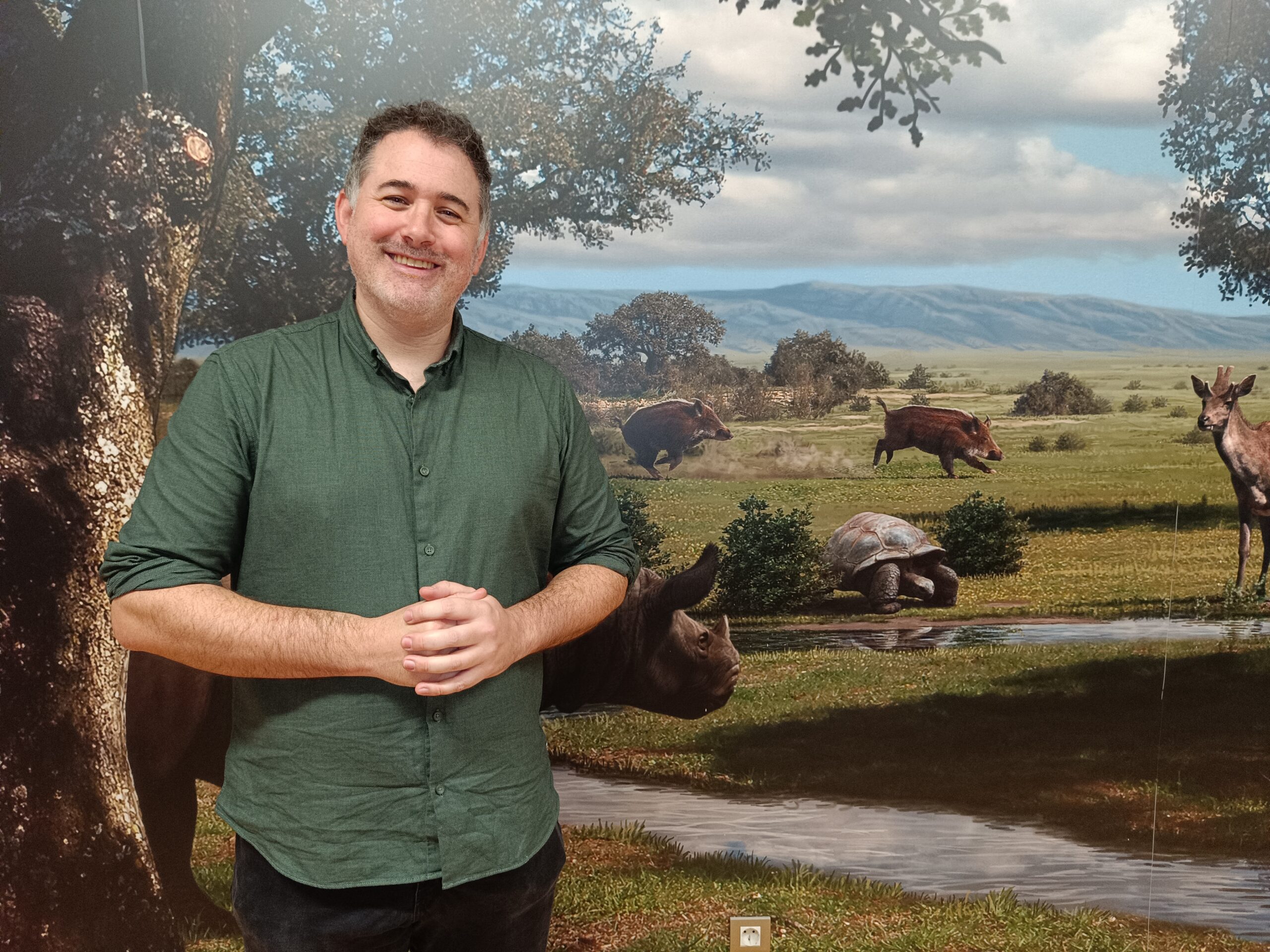 Óscar Sainisidro frente a una de las recreaciones expuestas en el Museo Arqueológico y Paleontológico de la Comunidad de Madrid