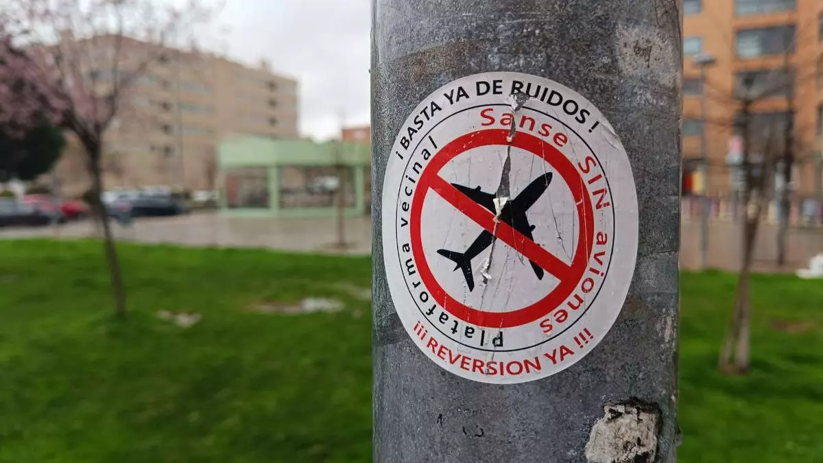 Pegatina contra el ruido de los aviones en San Sebastián de los Reyes. Guillermo Martínez