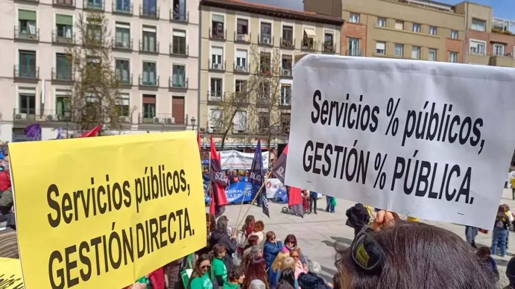 Pancartas por los servicios públicos.- Guillermo Martínez