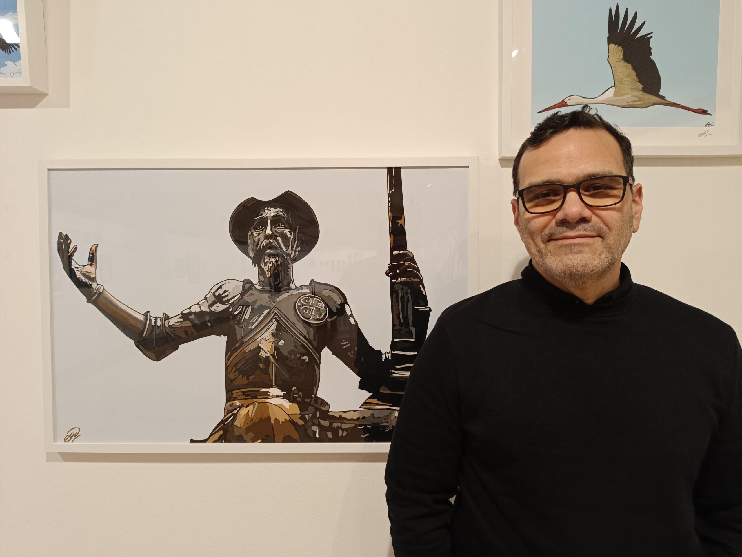 EGA posa delante de una de sus obras expuestas.- Guillermo Martínez