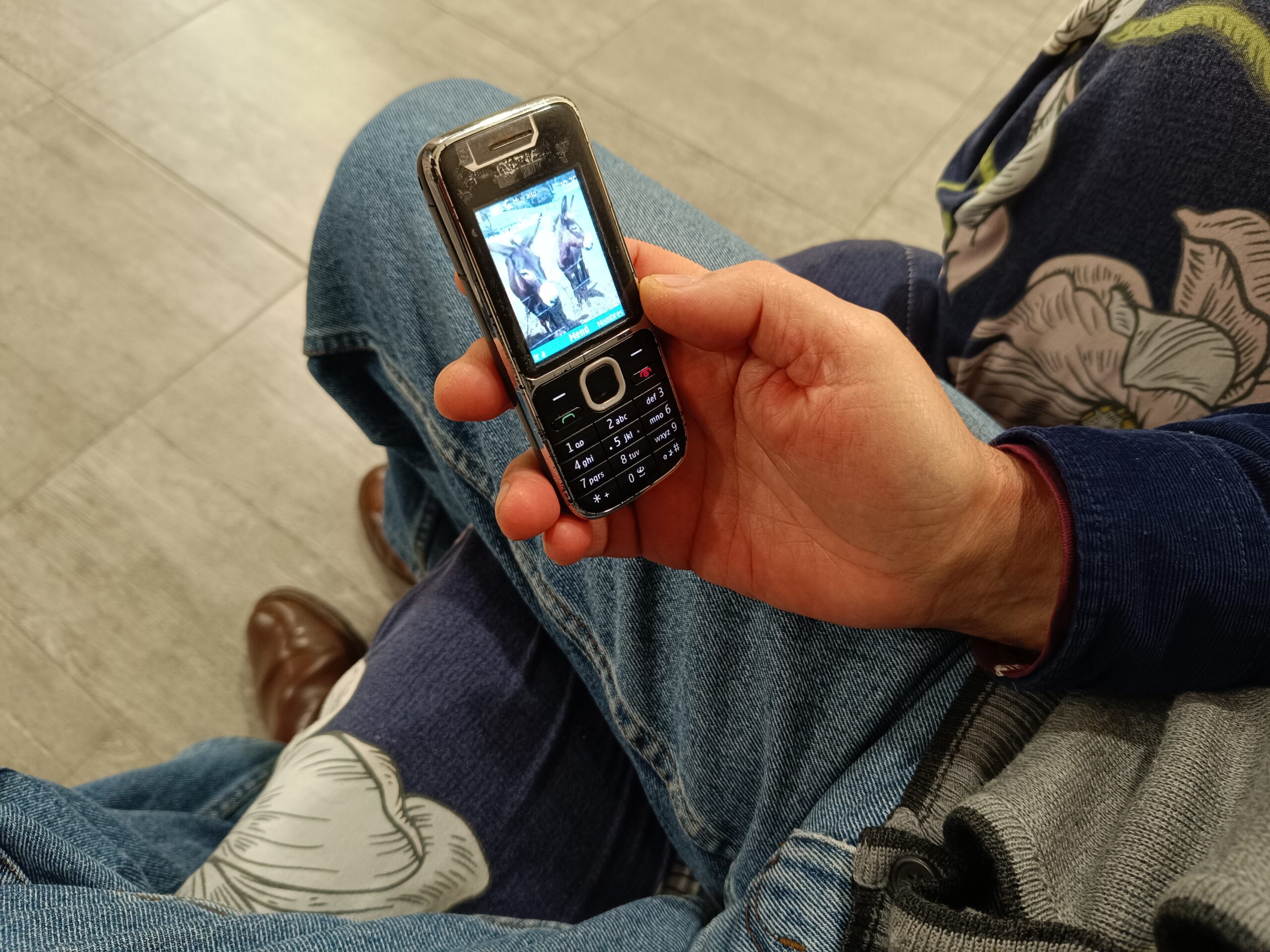 José Ramón Palacios sostiene tu teléfono móvil-. Guillermo Martínez