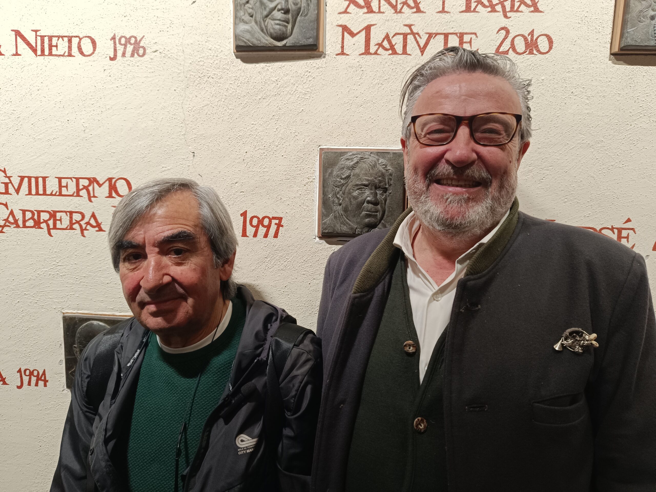 Jeús Mayoral (i) y Ramón Cano (d) en las inscripciones de los Premios Cervantes realizadas con su caligrafía