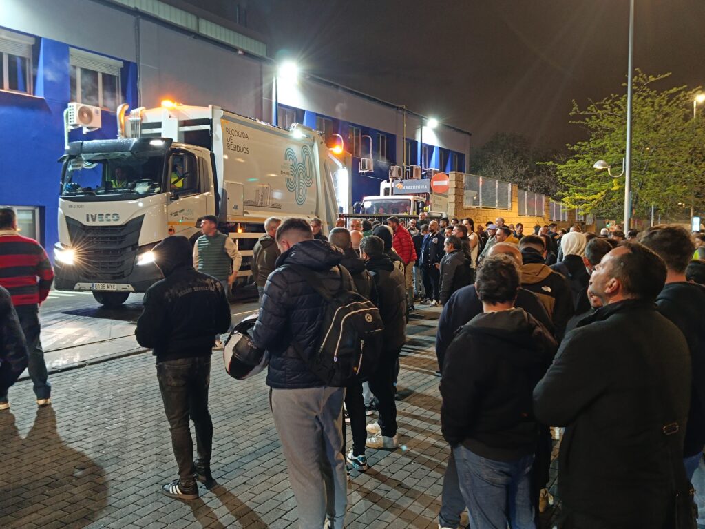 Trabajadores concentrados ante la salida de camiones.- Guillermo Martínez