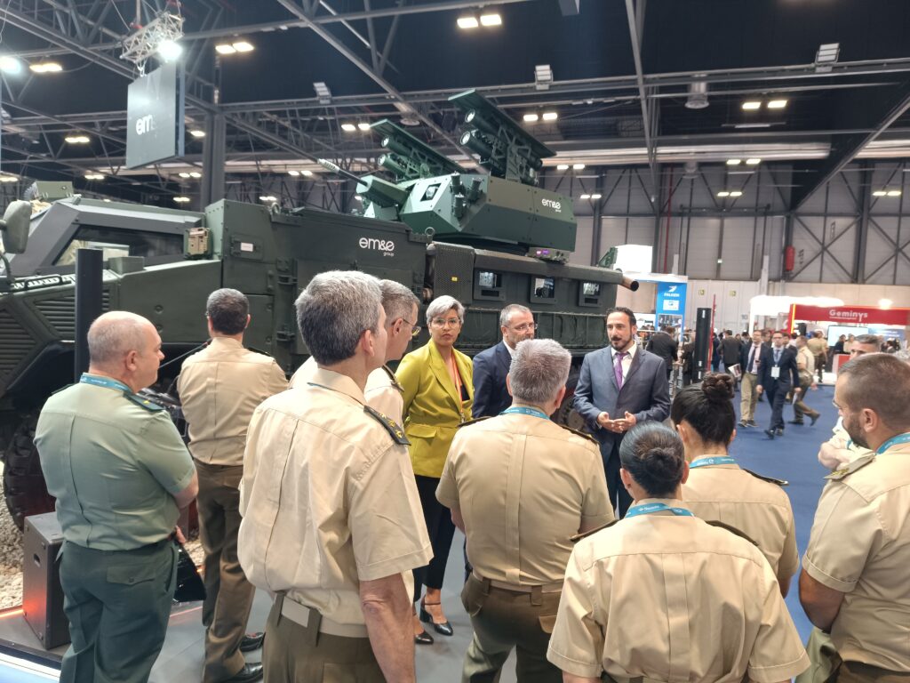 Un grupo de directivos de EM&E Group explica a unos militares las características de un camión blindado en la Feria Internacional de Defensa y Seguridad de España (FEINDEF), en IFEMA Madrid. Guillermo Martínez