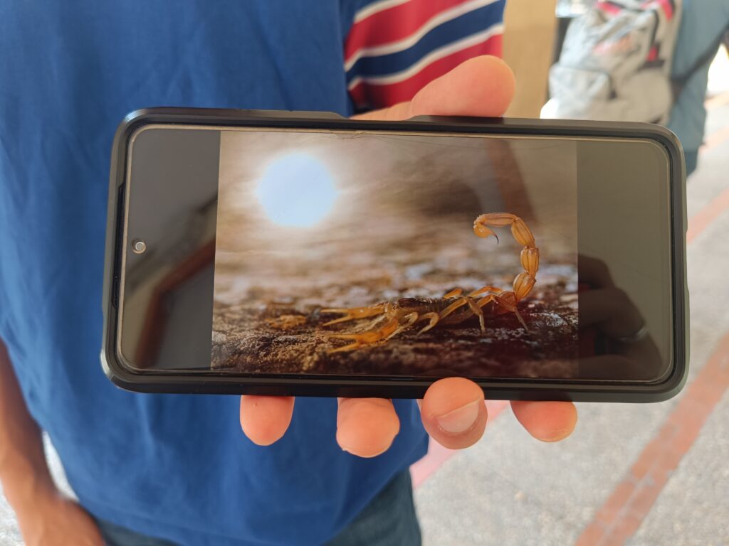 Carlos Pérez enseña su fotografía premiada en el Wildlife Photographer of the Year de 2018.- Guillermo Martínez