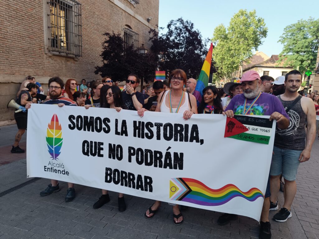 En torno a unas 300 personas se han movilizado por el centro de Alcalá en conmemoración del Orgullo LGTBIQ+ 2025.- Guillermo Martínez