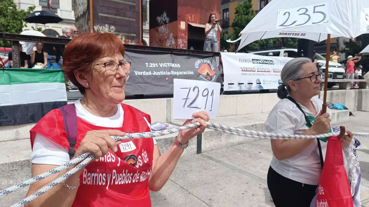 La presentadora Inés Hernand leyendo el manifiesto en el escenario Guillermo Martínez
