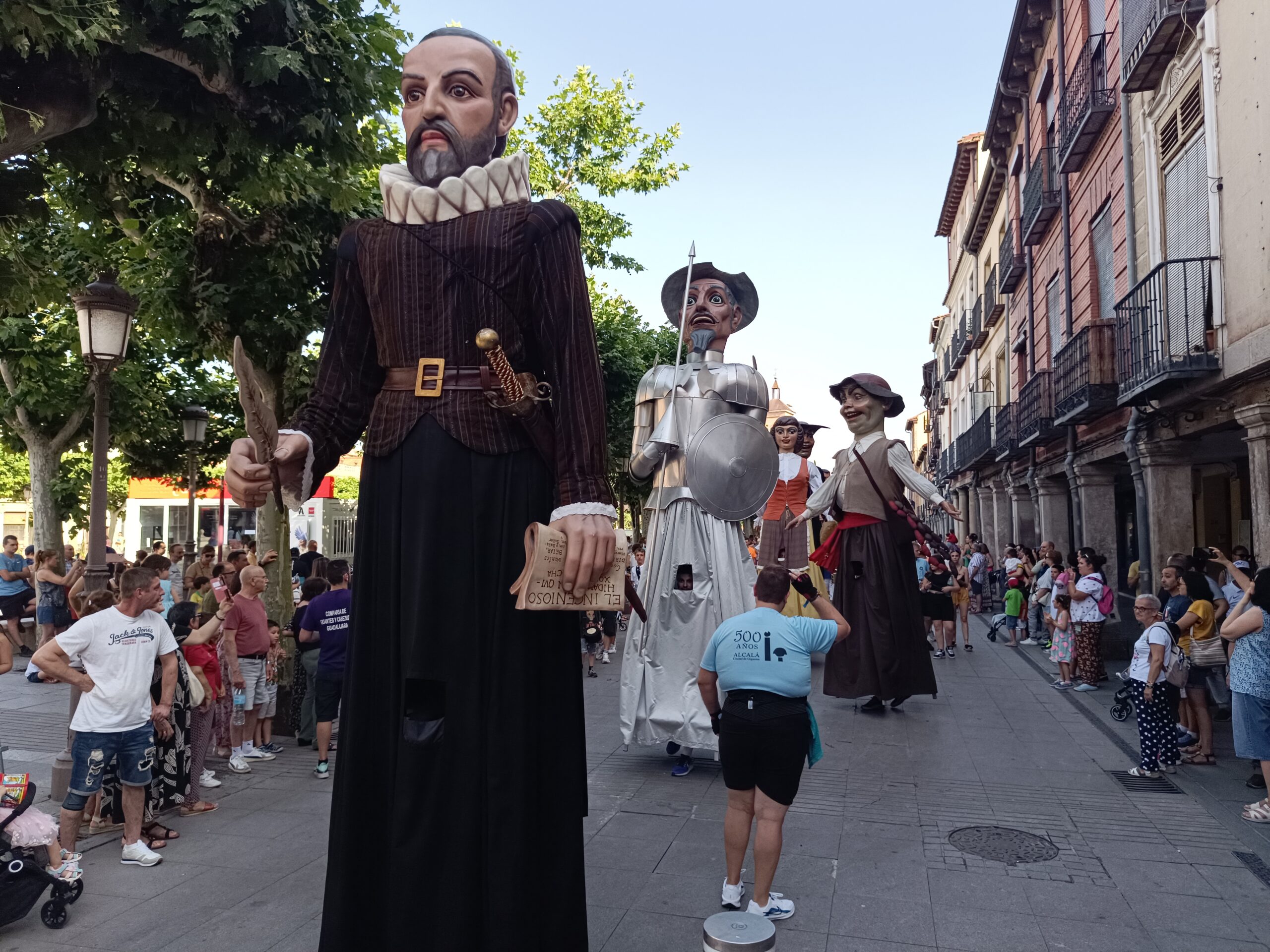 La comparsa cervantina de Alcalá de Henares durante la celebración de los 500 años de los gigantes en la ciudad.- Guillermo Martínez