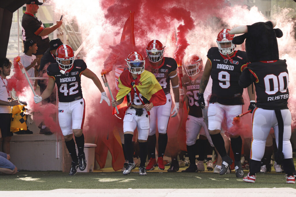 Varios jugadores de los Madrid Bravos saltan al terreno de juego. (Madrid Bravos)