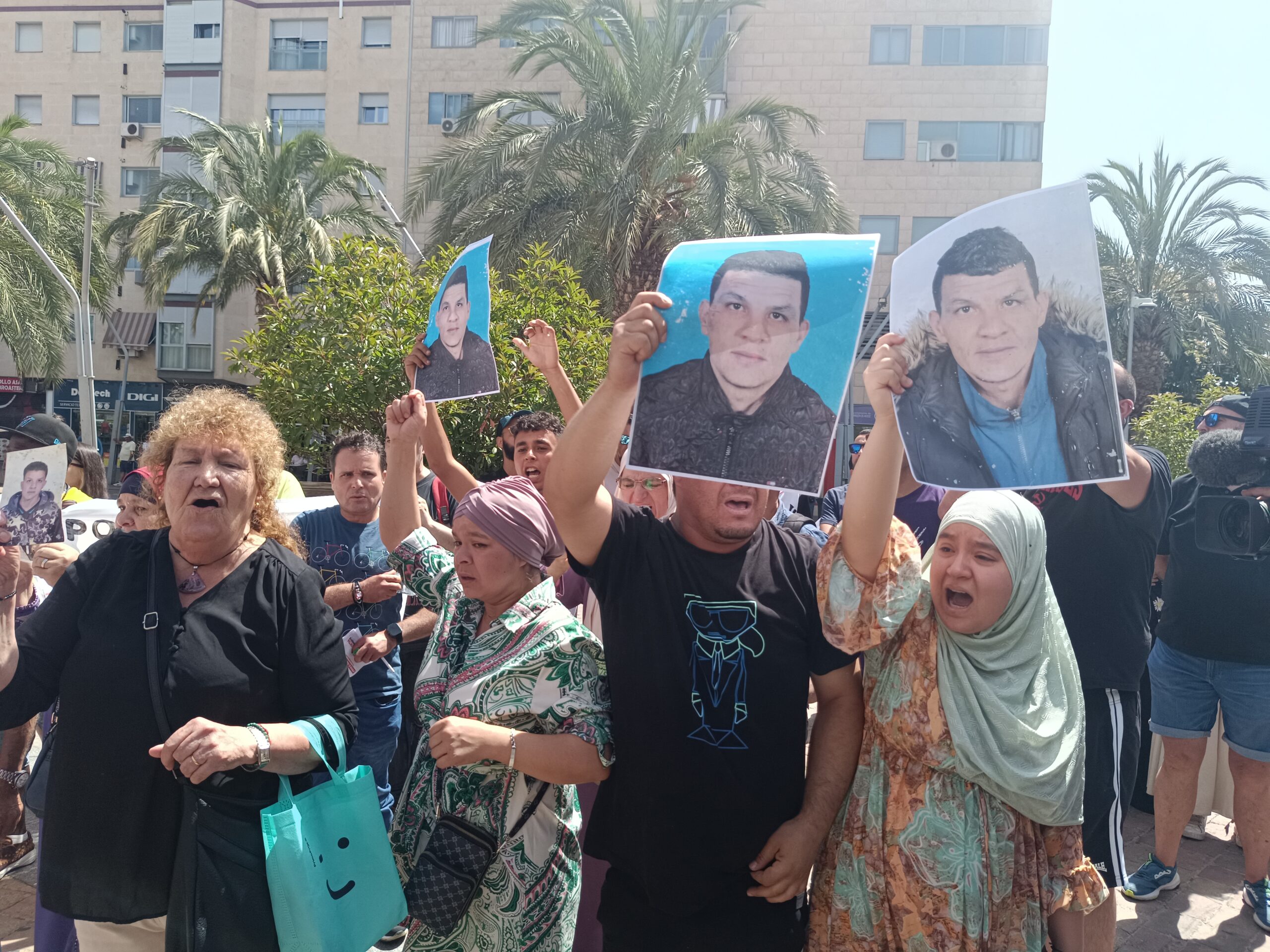 Familiares de la víctima exhiben fotografías con su rostro.- Guillermo Martínez