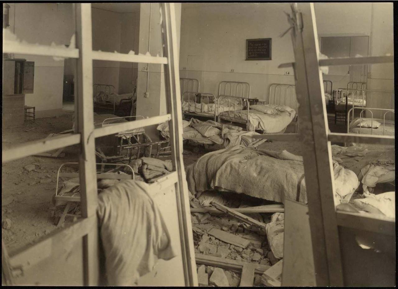Efecto de los bombardeos sobre el Hospital Provincial de Madrid, durante la Guerra Civil.- Biblioteca Nacional de España (BNE)