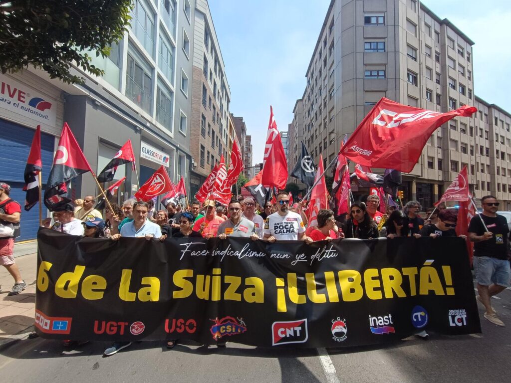 Cabecera de la manifestación por la libertad de las 6 de la Suiza en Gijón el 29 de junio de 2025. Guillermo Martínez