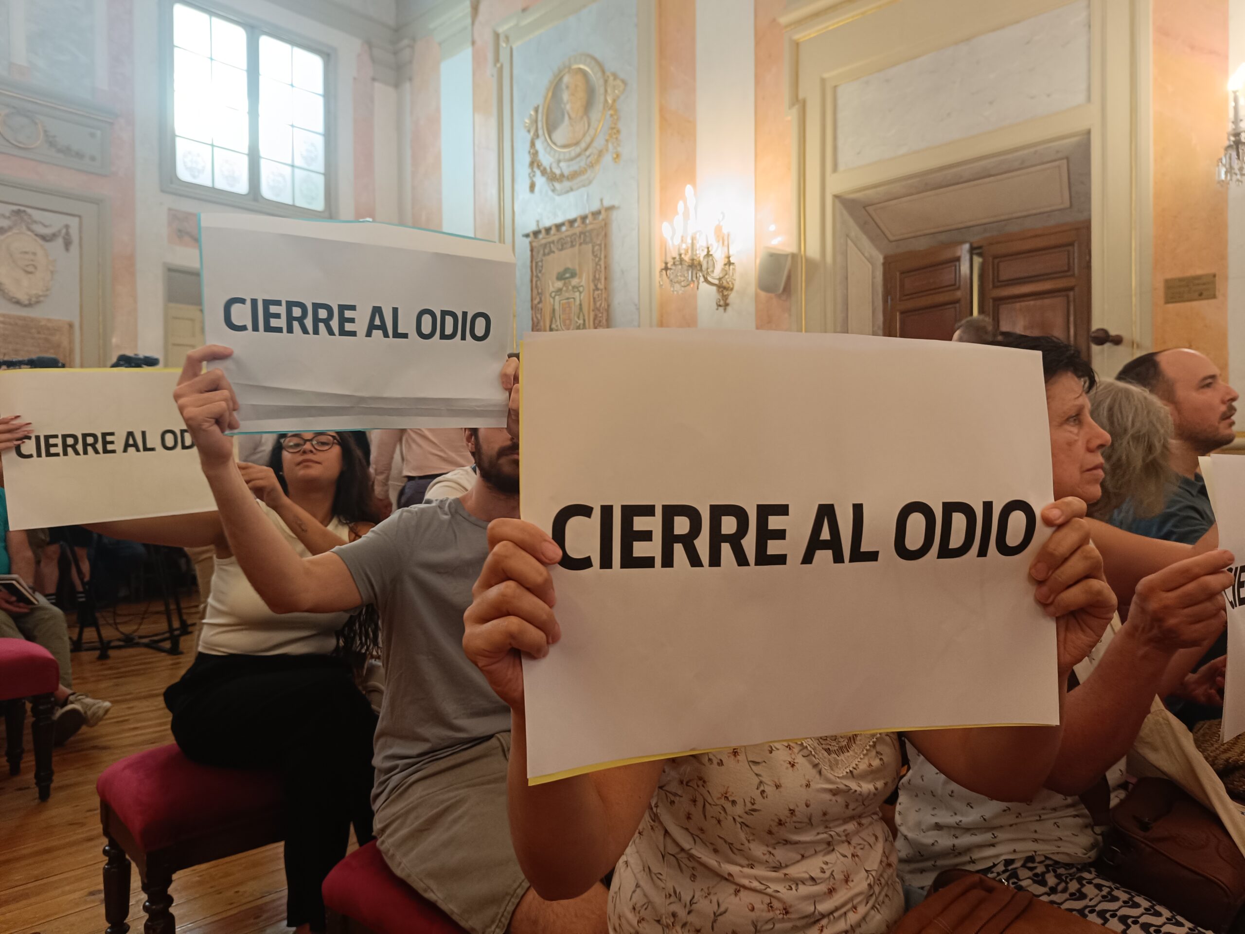 Vecinos de Alcalá de Henares muestran su rechazo al odio en un pleno municipal. EFE/ Guillermo Martínez
