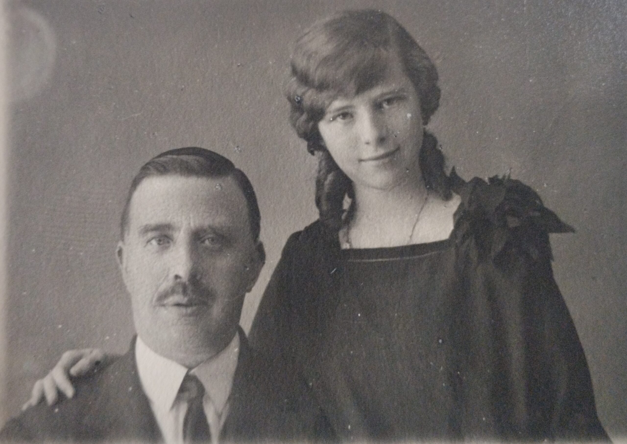 Archivo Familia Cabré. Juan y Encarnación Cabré al comienzo de su colaboración científica. Hacia 1928.