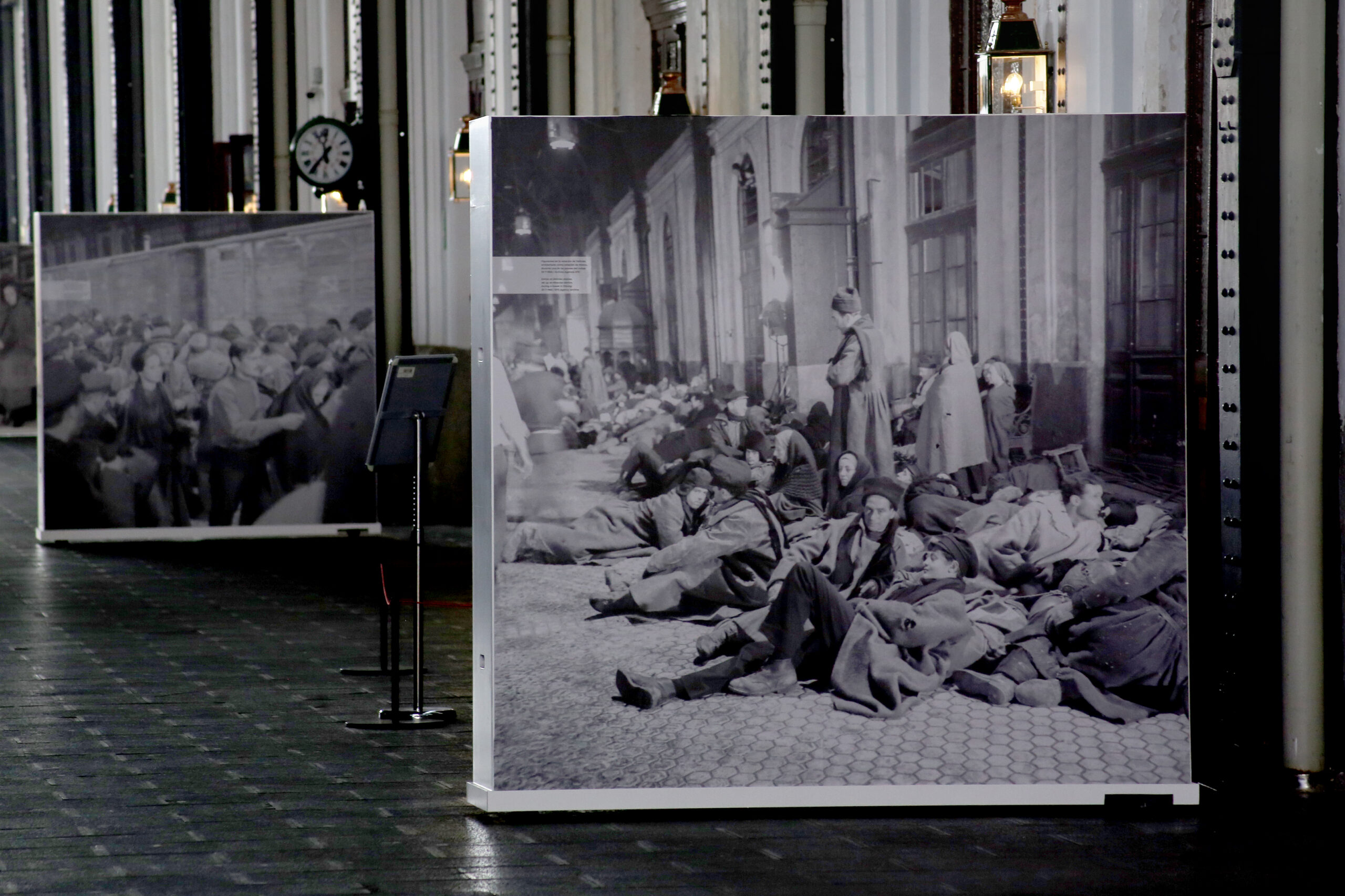 Dos de las fotografías sobre el rodaje de Doctor Zhivago en el Museo del Ferrocarril de Madrid. (Cedida)