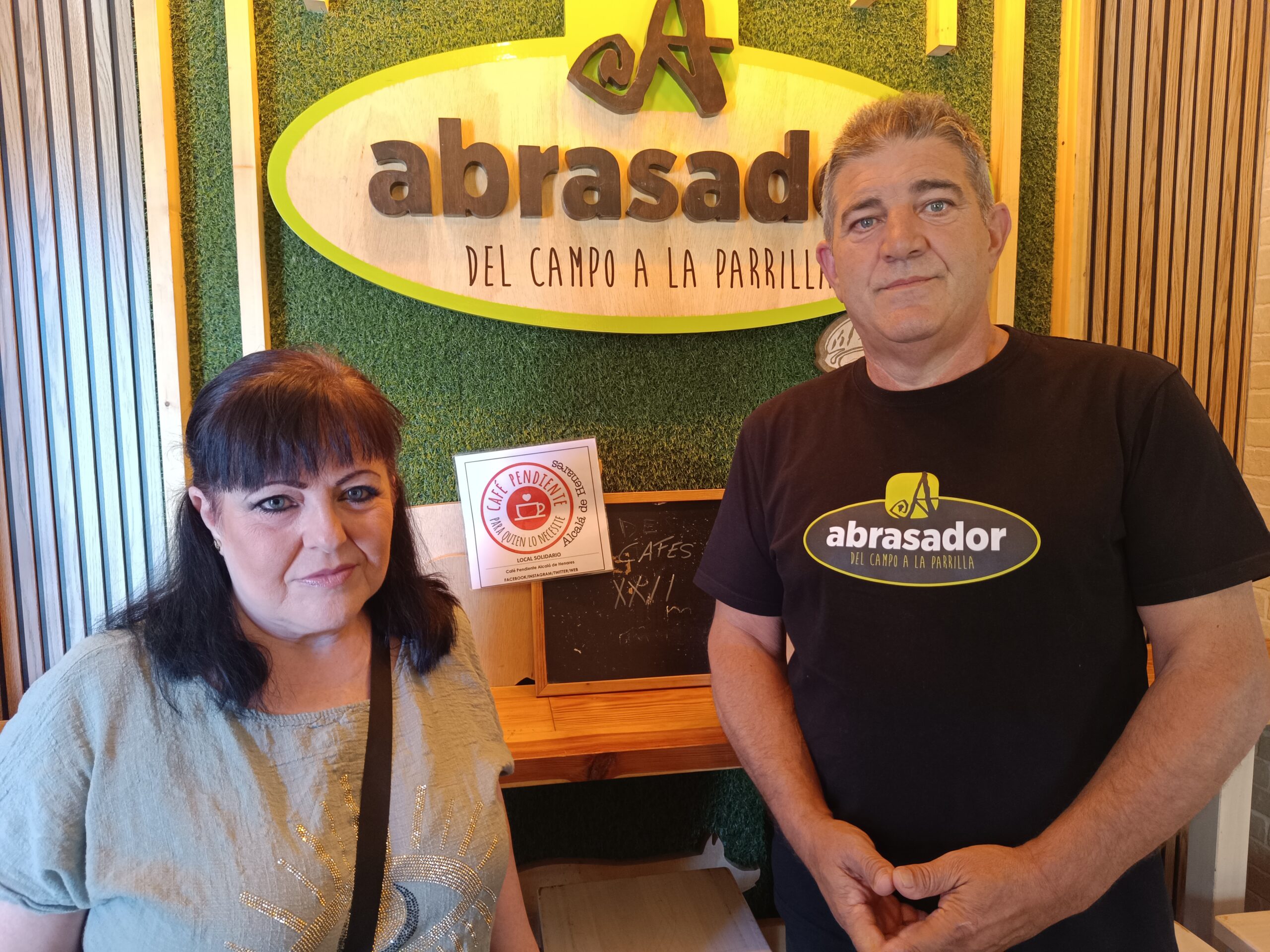 Julia Iniesta y Ricardo Calvo en el restaurante solidario adherido a Café Pendiente Alcalá de Henares.- Guillermo Martínez