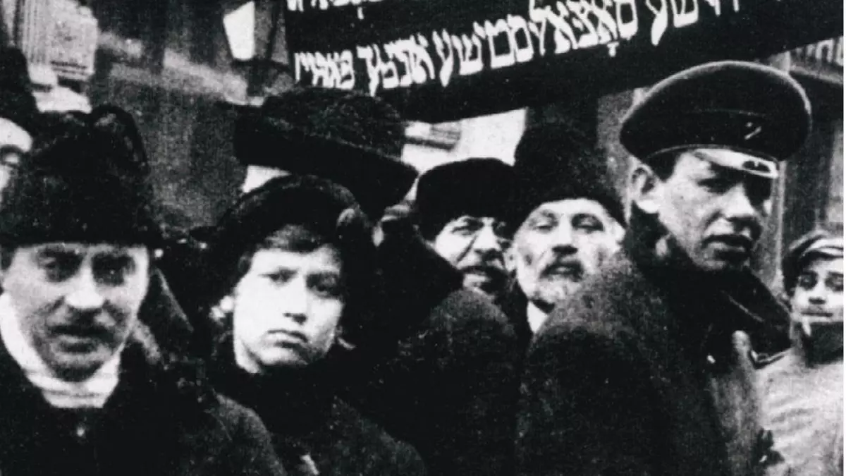 Manifestantes del Bund durante la Revolución Rusa de 1917.- Cedida por la editorial La Tormenta