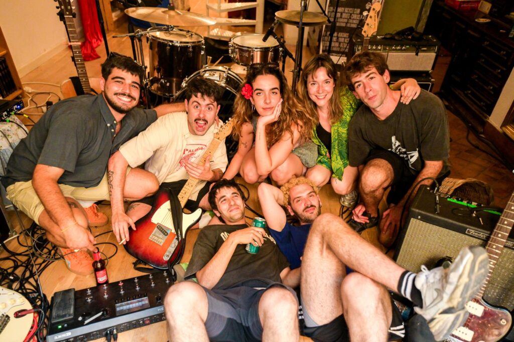 Marina, Dani, Nacho, Edu, Eva, Manu y Adri, los siete amigos detrás de El Balcón de la calle Pez.- Carol Flain