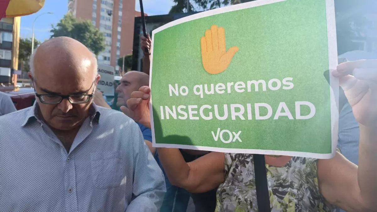 Pancarta de Vox en la concentración de Hortaleza.- Guillermo Martínez