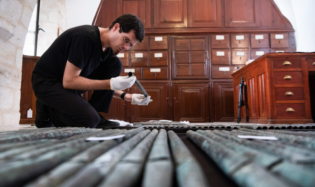 David Catalunya examina los tubos originales del Órgano de Belén. (MAB – CTS)