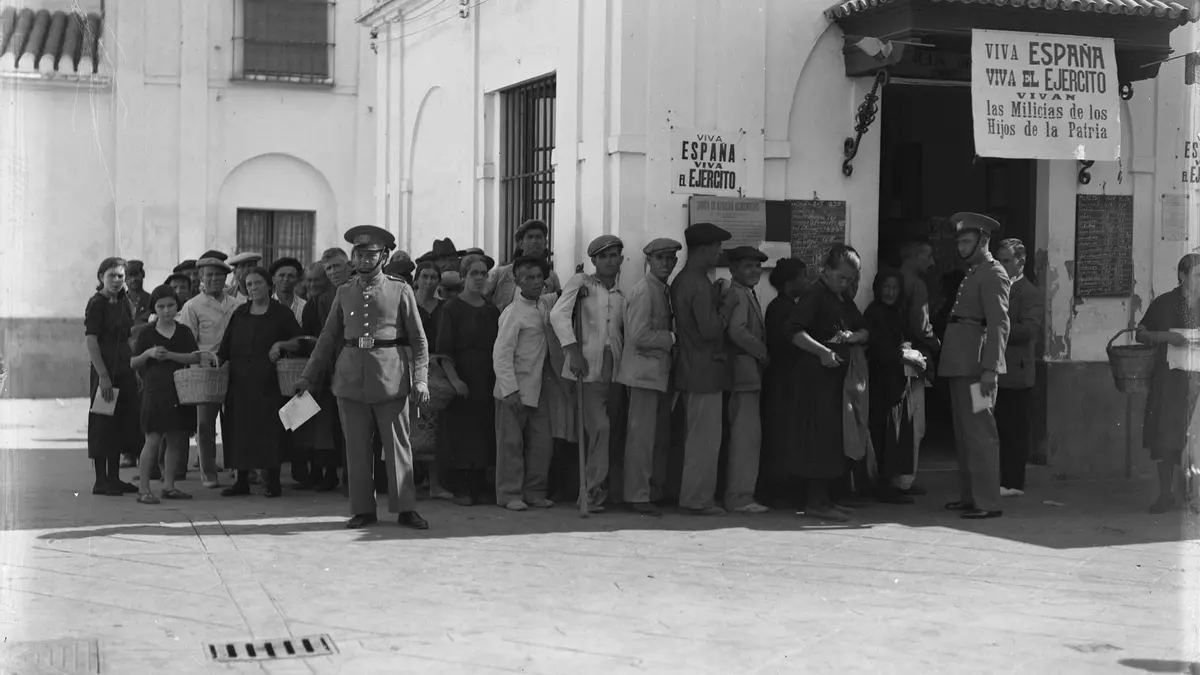 Cola para esperar al racionamiento en Sevilla, el sistema instalado por la dictadura hasta 1952.- Archivo Municipal de Sevilla