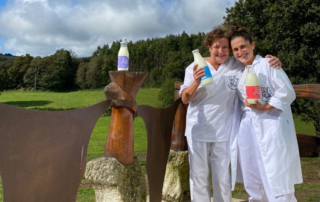 Ana Corredoira (derecha), directora desde 2014 de la Granxa A Cernada, una granja de producción lechera que fundaron sus padres a finales de los años 80 e integrada en la cooperativa Sen Mais - As Vacas da Ulloa, en Lugo.