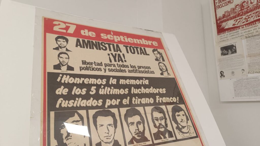 Fotografía de uno de los carteles expuestos en la muestra en la Fundación Anselmo Lorenzo que recuerda los fusilamientos del 27 de septiembre de 1975.- Guillermo Martínez