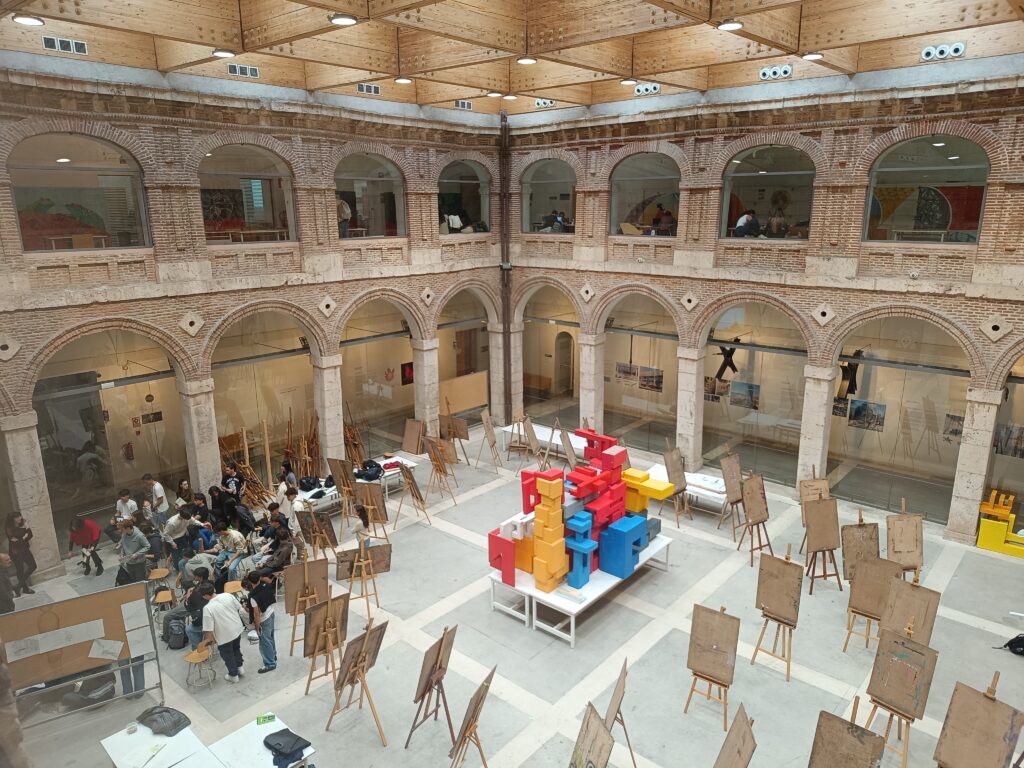 El antiguo claustro del conveto de los Carmelitas Calzados convertido en aula de dibujo.- Guillermo Martínez