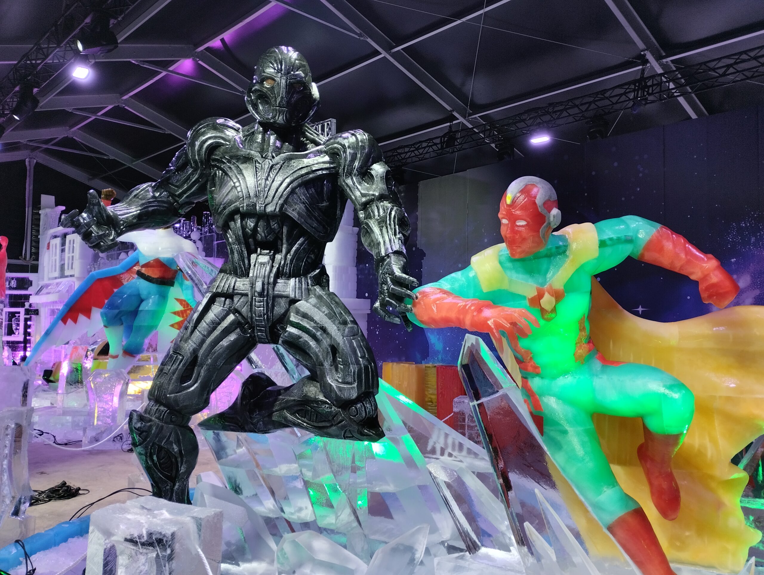 Dos esculturas del Ice Festival de Torrejón de ardoz realizada con hielos de colores.- Guillermo Martínez