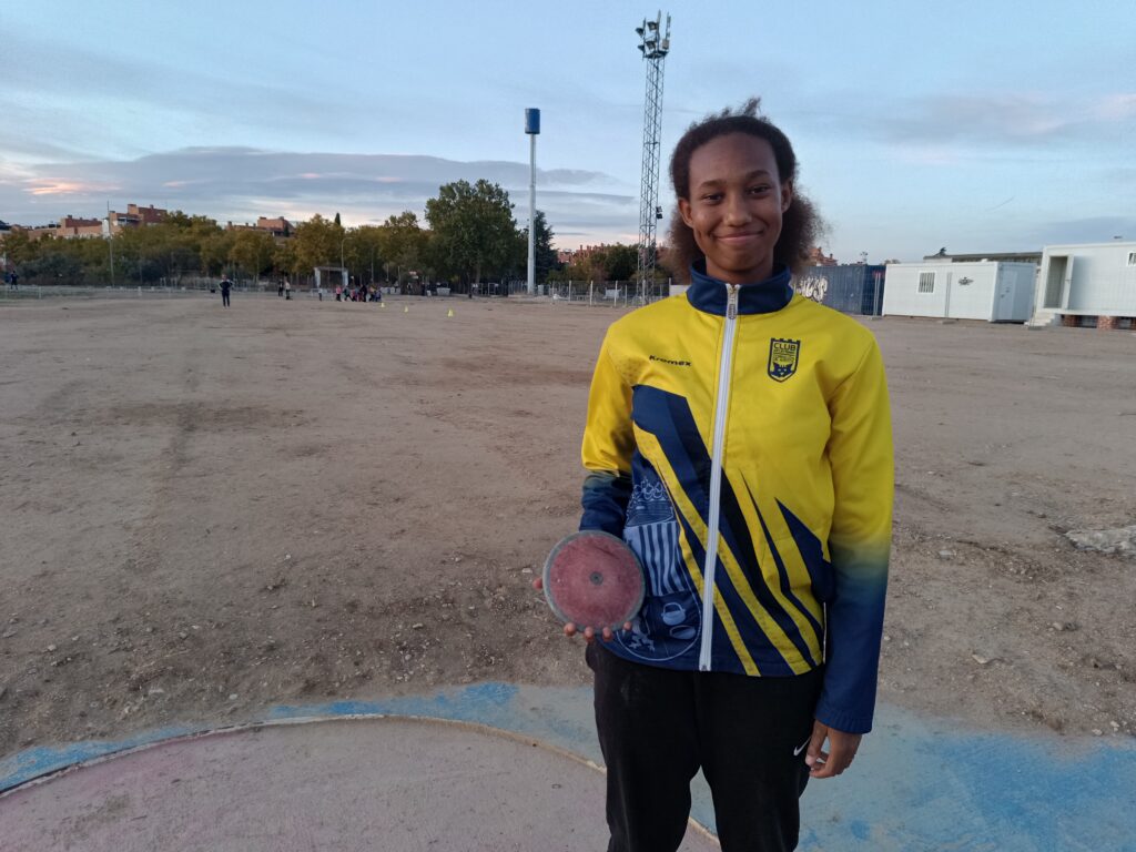 
Eva Marie Pauline tiene 15 años y ya ha batido el récord de España de lanzamiento de disco sub-16 dos días consecutivos como fruto de su duro entrenamiento en Torrejón de Ardoz.- Guillermo Martínez