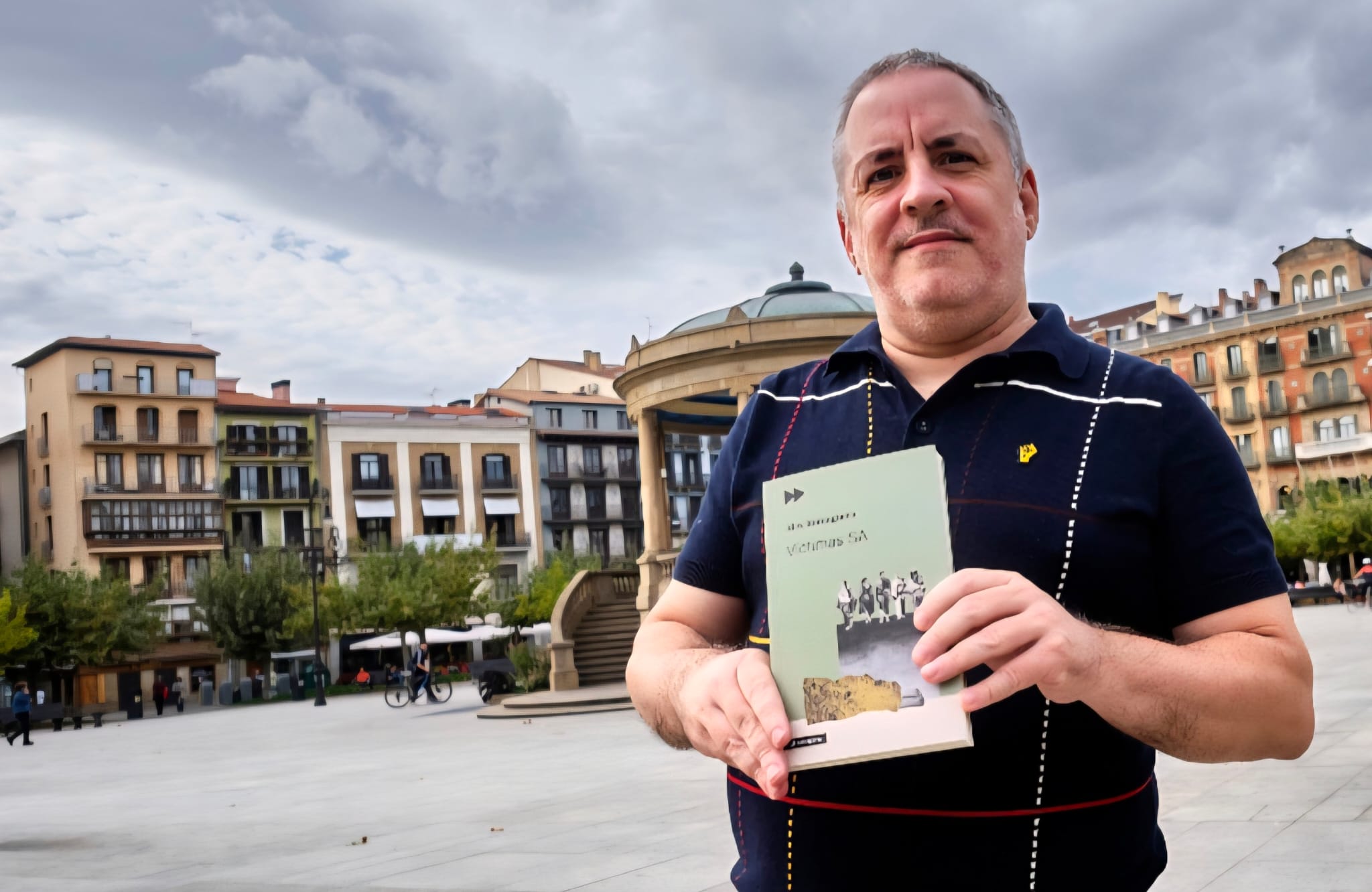 Àlex Romaguera muestra su libro 'Víctimas SA'. Foto: Iban Aguinaga