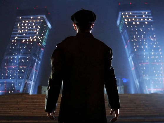 Escena del 'Día de la Bestia' en el que aparecen las Torres Kio, de Álex de la Iglesia.