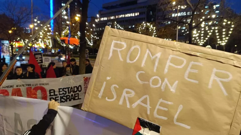 Varias pancartas contra Israel en la manifestación frente al Parlamento Europeo en Madrid.- Guillermo Martínez