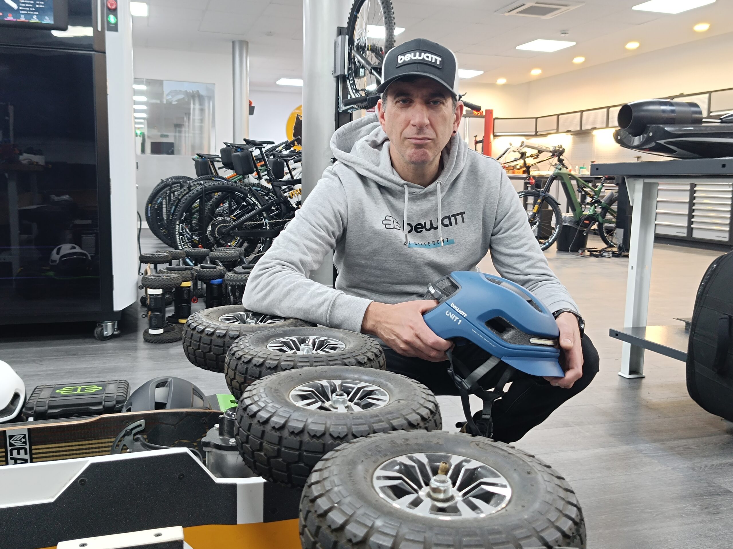 David de la Vega en el taller de la empresa Bewatt.- Guillermo Martínez