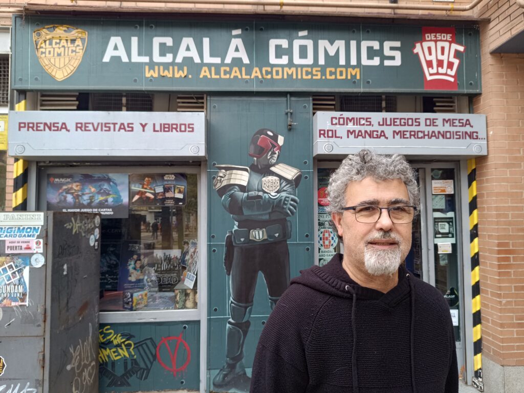 Fernando Garrido, dueño de Alcalá Cómics, frente a su tienda.- Guillermo Martínez