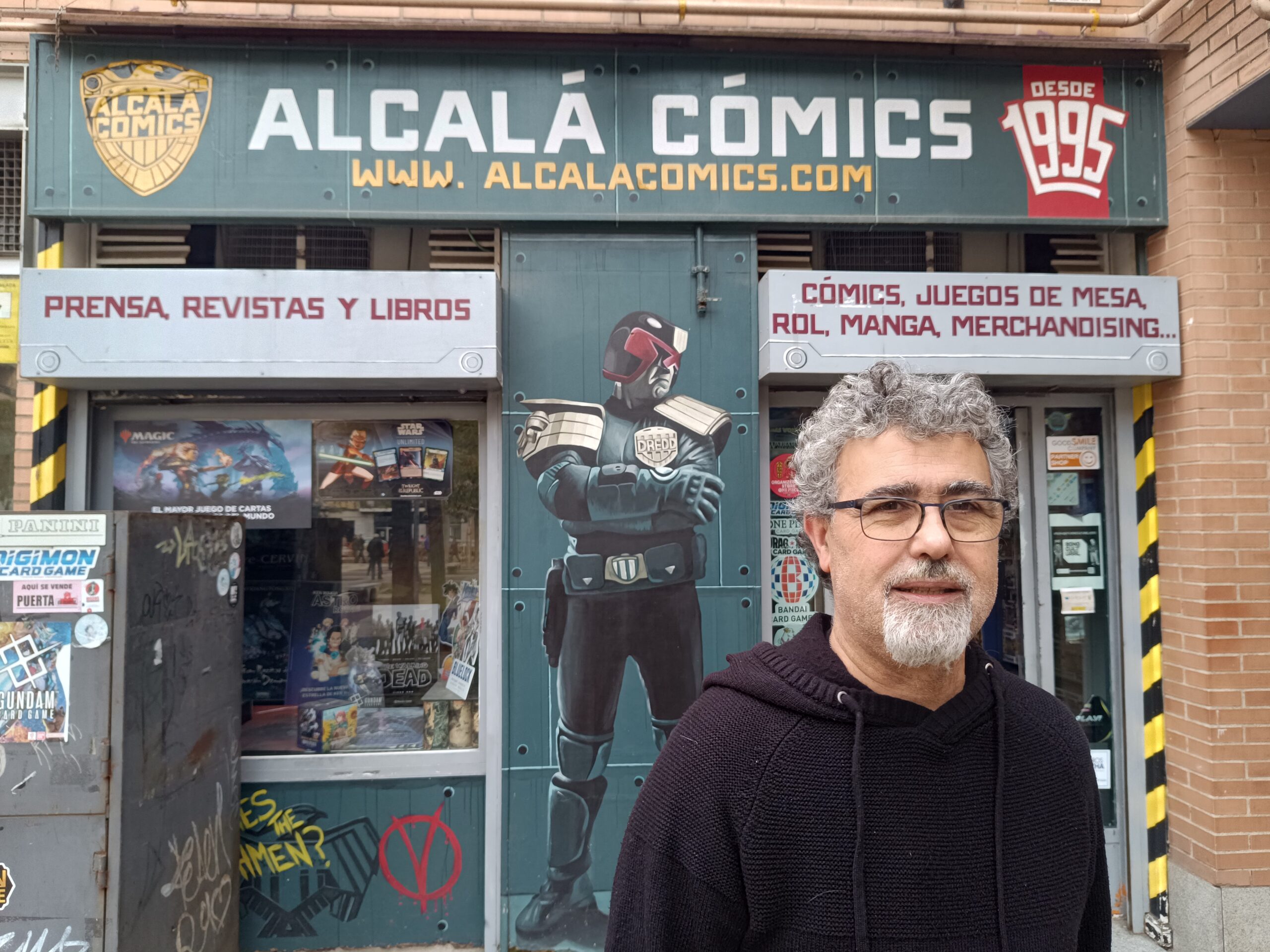 Fernando Garrido, dueño de Alcalá Cómics, frente a su tienda.- Guillermo Martínez