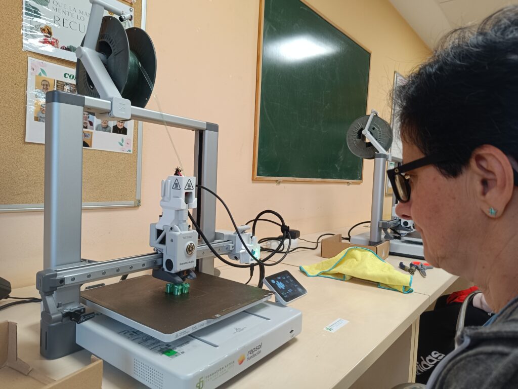 Una de las impresoras 3D creando los reyes magos a partir del hilo de plástico de botella reutilizada.- Guillermo Martínez