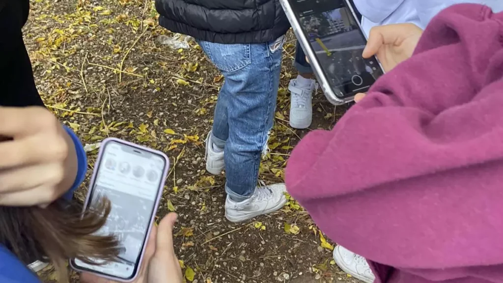 Jóvenes menores utilizando redes sociales.