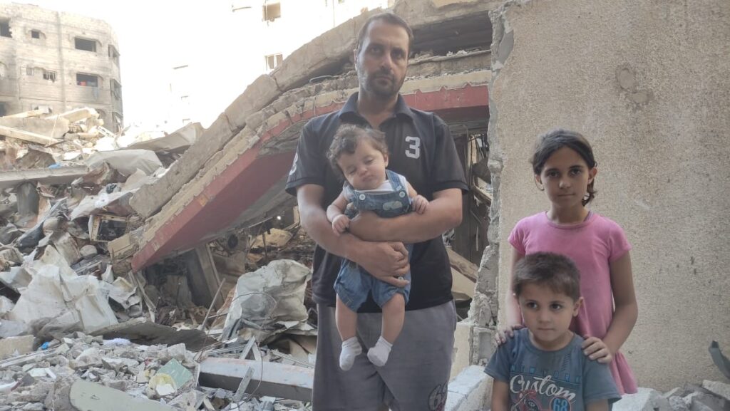 Mohammed Al Hindi, junto a sus tres hijos.- Cedida