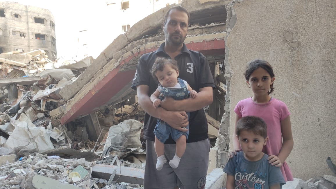 Mohammed Al Hindi, junto a sus tres hijos.-&nbsp;Cedida